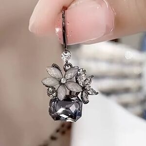 🩶 Betsey Johnson Elegant Floral Crystal Drop Unique Earrings 🩶